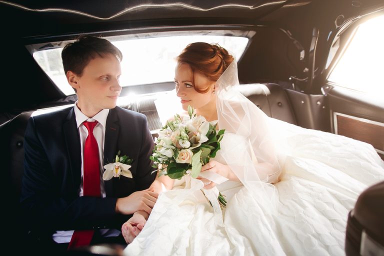 Bride,Ant,Groom,Sit,In,Wedding,Vintage,Car